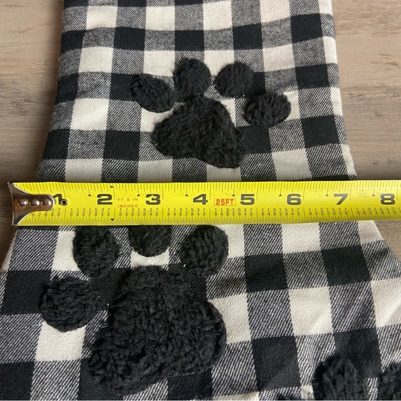 White Buffalo Plaid Pattern with Prominent Paw Print Appliques. - Picture 5 of 6
